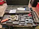 de nombreux outils dans une boîte à outils posée sur une table