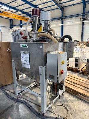 une machine qui se trouve à l'intérieur d'un bâtiment