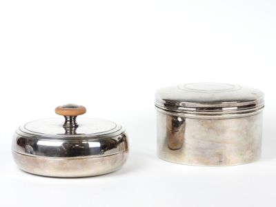paire de récipients plaqués argent avec des poignées en bois, posés sur un support blanc