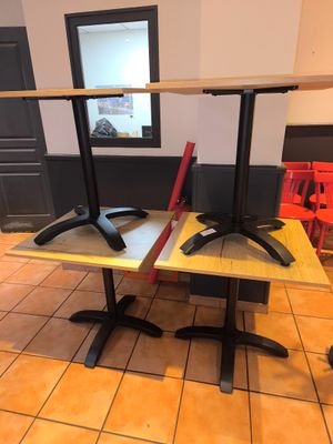 deux bureaux empilés l'un sur l'autre