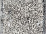 photographie en noir et blanc d'un morceau de fil métallique posé sur une surface en béton