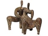 une photo représentant une sculpture de deux personnes assises sur une chaise