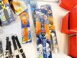 un grand nombre d'objets posés sur une table