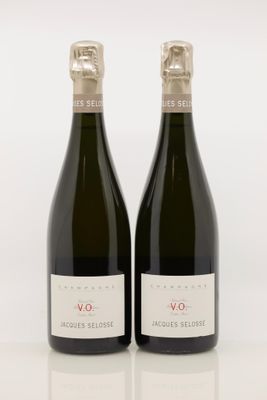 deux bouteilles de vin posées l'une à côté de l'autre sur une table