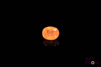 une image d'une lune orange lumineuse dans le ciel nocturne