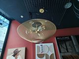 une photo d'une pièce avec un plafonnier et des tableaux accrochés au mur