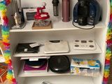 une étagère sur laquelle se trouvent plusieurs objets