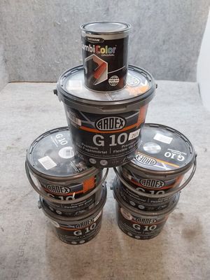 quatre seaux de peinture empilés les uns sur les autres sur une table