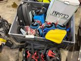 une boîte remplie d'objets hétéroclites posée sur le sol
