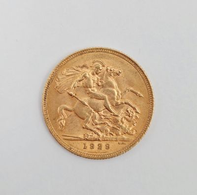 une image d'une pièce d'or sur une surface blanche