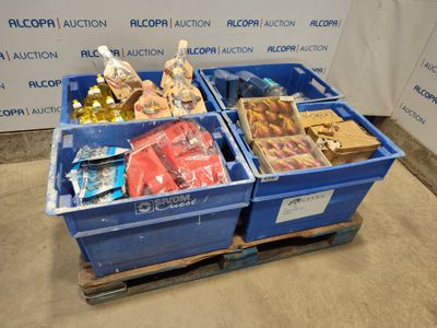 deux bacs bleus contenant de la nourriture, posés sur une palette
