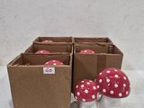 une boîte de champignons rouges et blancs posée à côté d'une boîte de champignons rouges et blancs