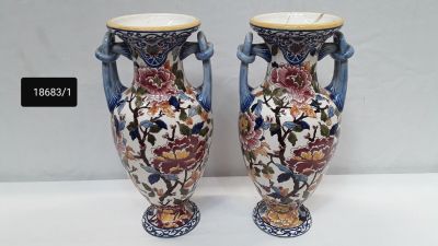 deux vases posés sur une table