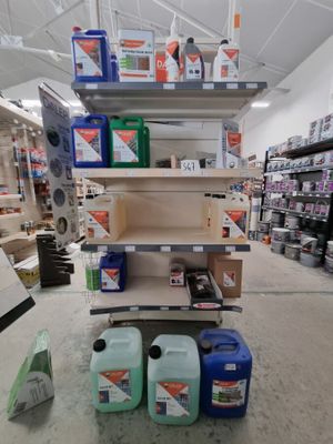 un rayon au milieu d'un magasin proposant différents types de produits d'entretien