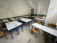 Ensemble des tables et chaises d'écoliers plateau bois struc… (photo 2)