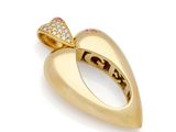Gros plan sur une bague en or ornée d'un diamant