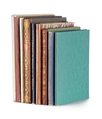 plusieurs livres empilés sur une surface blanche