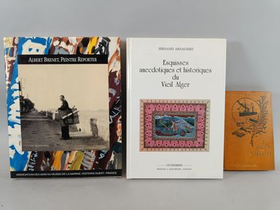 deux livres sont posés l'un à côté de l'autre sur une table