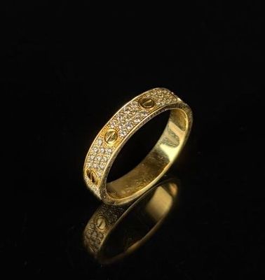 une bague en or avec des diamants sur fond noir