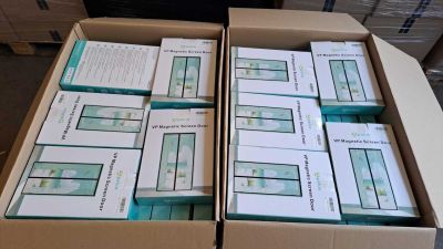 plusieurs boîtes d'appareils électroniques sont empilées les unes sur les autres