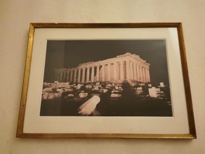 a picture of a picture of the parthenon in black and white