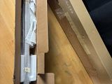 une boîte en carton contenant un certain nombre d'objets