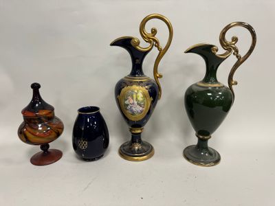 trois vases et un vase posés sur une table, sur fond blanc