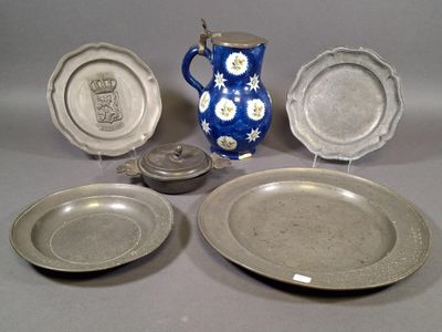 Pichet en faïence à couvercle en étain, trois assiettes en é… - Photo 1