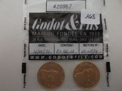 deux pièces d'or dans un sachet en plastique posé sur une table