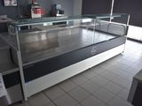 une vitrine en verre au milieu d'une cuisine