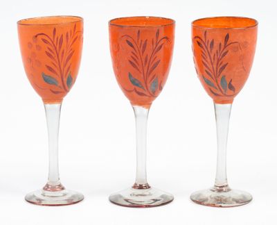 trois verres à vin décorés, posés les uns à côté des autres