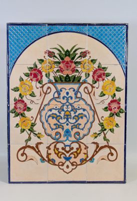 un carreau bleu et blanc sur lequel est représenté un vase de fleurs