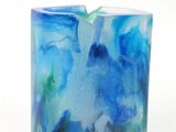 une bougie bleue et verte posée sur une table