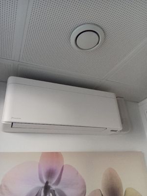 une photo d'un climatiseur mural fixé au plafond