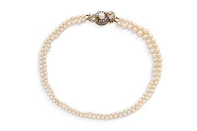 un collier de perles de culture et de diamants