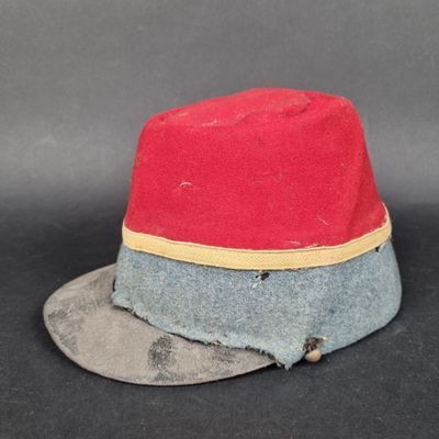 un chapeau rouge orné d'un ruban bleu