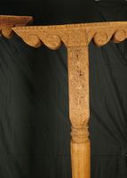 Deux colonnes en pin sculpté avec leur console à décor d'enr… (photo 6)