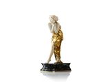une statue de femme assise sur une table