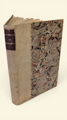 un vieux livre posé sur une surface blanche
