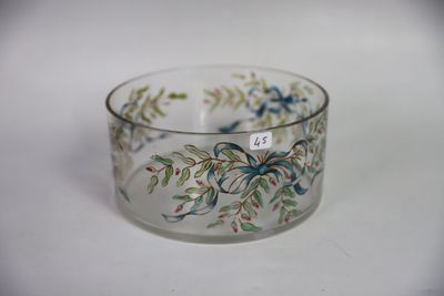 un saladier en verre orné d'un motif floral