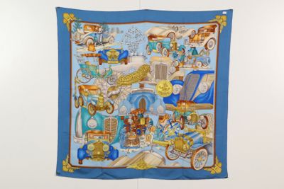 une écharpe bleue et jaune sur laquelle est représentée une ville
