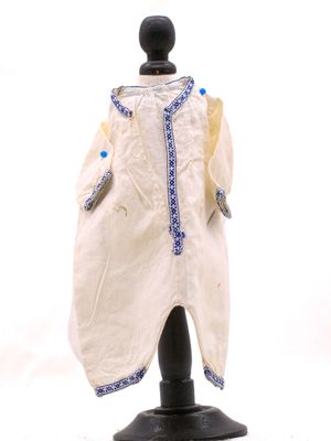 une photo d'une robe blanche sur un mannequin