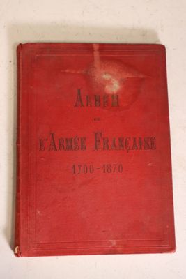 un vieux livre rouge posé sur une table à côté d'un mur blanc