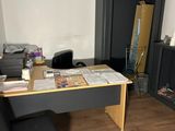 un bureau et une chaise dans une pièce avec une cheminée