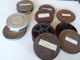 de nombreuses bobines de film posées sur une table