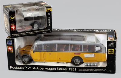 un petit bus jaune qui se trouve dans une boîte
