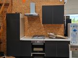 une photo d'une cuisine avec une cuisinière, un réfrigérateur et un escalier