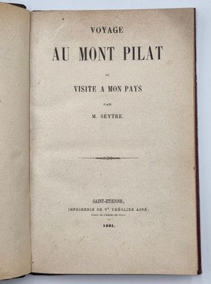 un livre ouvert avec un titre en noir et blanc
