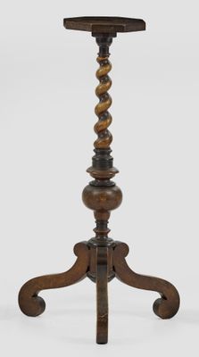 une vieille table en bois avec un plateau rond et un piètement en bois