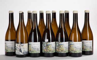 six bouteilles de vin sont alignées sur une table